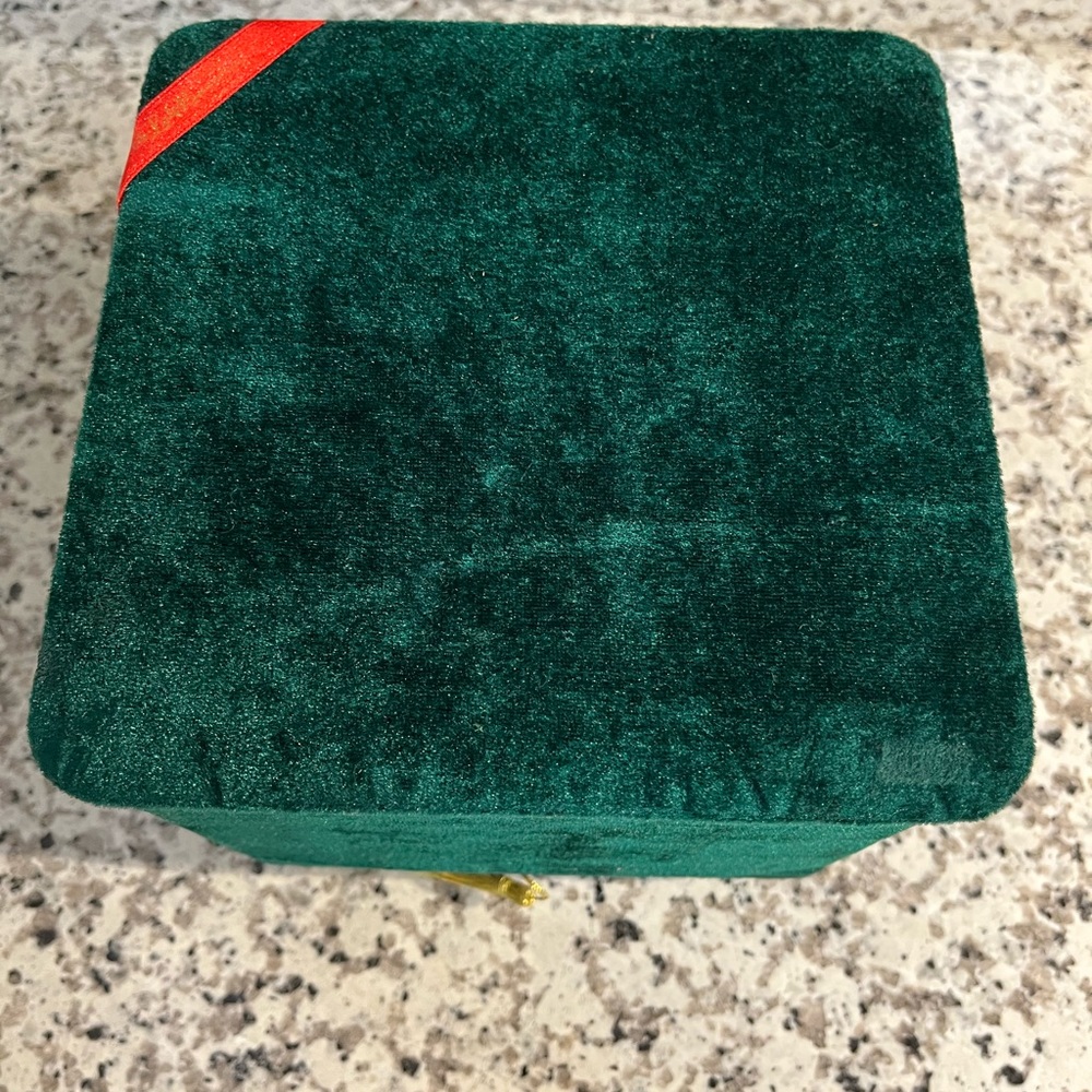 Velvet Jewelry keepsake box - Picture 4 of 6